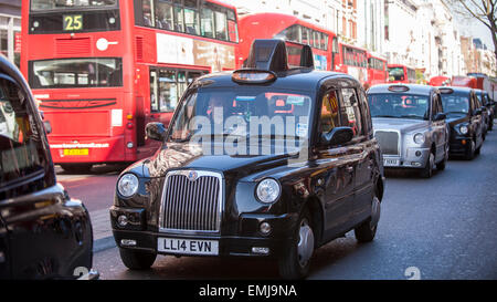 Oxford Street, London, UK. 21. April 2015.  London Taxi Taxifahrer, Mitglieder der United Taxifahrer Gruppe beteiligen sich an dem "Genug ist genug" Protest der normalerweise geschäftigen Oxford Street zum Stillstand zu bringen.  Sie demonstrierten gegen Transport for London, ihre Regler, weil er sich weigerte, ihre eigenen Vorschriften verlassen Londoner Sicherheit gefährdet durchzusetzen... Bildnachweis: Stephen Chung / Alamy Live News Stockfoto