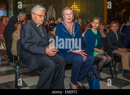 Turin, Italien. 21. April 2015. Italien Piemont Turin Königspalast Eröffnung der "Orte der Ostension in den Jahrhunderten" Monsignore Ghiberti mit Maria Gabriella di Savoia und ihre Enkelkinder, Gabriella und Tommaso. Bildnachweis: Wirklich einfach Star/Alamy Live-Nachrichten Stockfoto