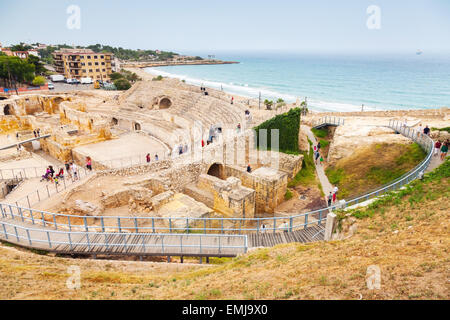 Tarragona, Spanien - 16. August 2014: Die historischen Amphitheater Tarragonas mit walking Touristen, Katalonien, Spanien, Mediterran Stockfoto