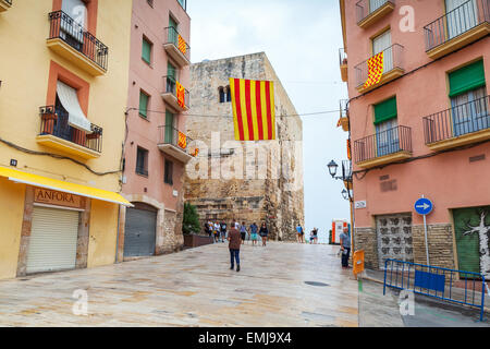 Tarragona, Spanien - 16. August 2014: Flaggen von Tarragona und Katalonien über Straße, Urlaub Straßendekoration hängen Stockfoto