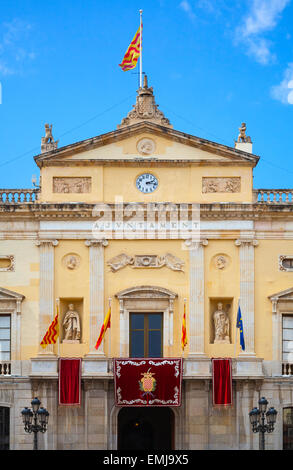 Tarragona, Spanien - 16. August 2014: Fassade des Rathauses mit Uhr und Fahnen. Tarragona, Spanien Stockfoto