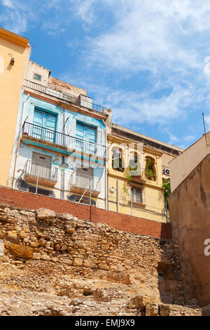 Tarragona, Spanien - 16. August 2014: Bunte lebende Häuser Fassaden mit Graffiti. Street View von Tarragona, Spanien Stockfoto