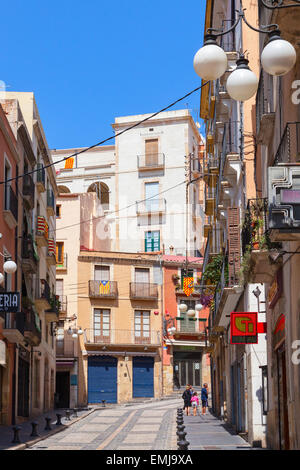 Tarragona, Spanien - 16. August 2014: Schmale Straße von Tarragona mit bunten Wohnhäuser, Katalonien, Spanien Stockfoto