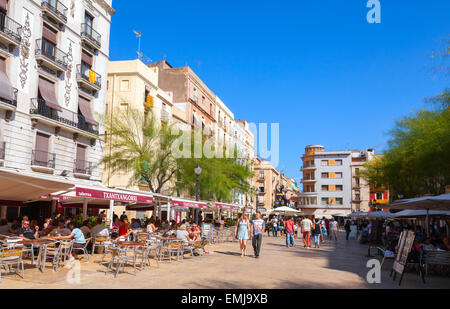 Tarragona, Spanien - 16. August 2014: Streetview mit Touristen und Bürger auf der Plaza De La Font Stockfoto