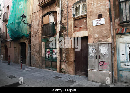 Tarragona, Spanien - 16. August 2014: Altbau Fassaden auf schmalen Straße der spanischen Tarragona Stadt Stockfoto