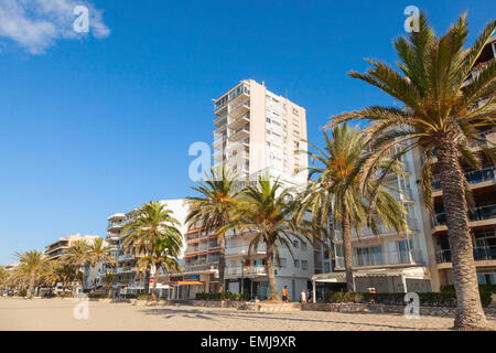 Calafell, Spanien - 13. August 2014: Moderne Gebäudefassaden, Küstenstraße von Calafell Stadt im sonnigen Sommertag. Tarragona-regi Stockfoto