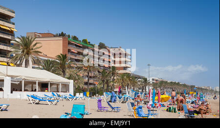 Calafell, Spanien - 13. August 2014: Touristen Entspannung am Strand von Calafell Stadt im sonnigen Sommertag. Region Tarragona Stockfoto