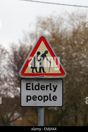"Ältere Menschen" Warnzeichen Straße. Stockfoto