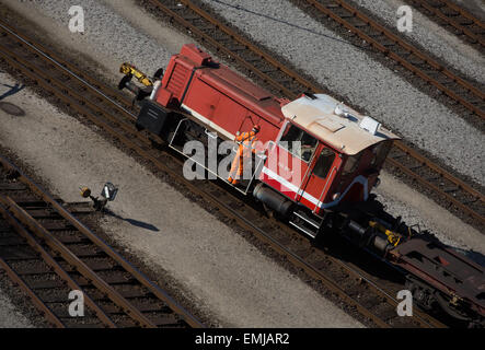 Seevetal, Deutschland. 21. April 2015. Ein Lokführer verlässt der Fahrer Kabine eines Zug-Engine auf dem Rangierbahnhof Maschen in Seevetal, Deutschland, 21. April 2015. Deutsche Lokführer Union Gewerkschaft Deutscher Lokomotivfuehrer (GDL Deutsch trainieren Fahrer Union) hat gefordert, Streiks ab heute Nachmittag am 21. April, der Güterverkehr entwickelte sich positiv auswirkt. Foto: AXEL HEIMKEN/Dpa/Alamy Live News Stockfoto