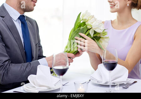 junges Paar mit Gläsern Wein im restaurant Stockfoto