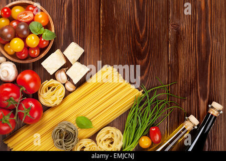 Italienische Küche kochen Zutaten. Nudeln, Tomaten, Basilikum. Draufsicht mit Textfreiraum Stockfoto
