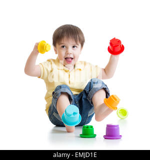 kleiner Junge spielt mit Farbe Spielzeug Stockfoto