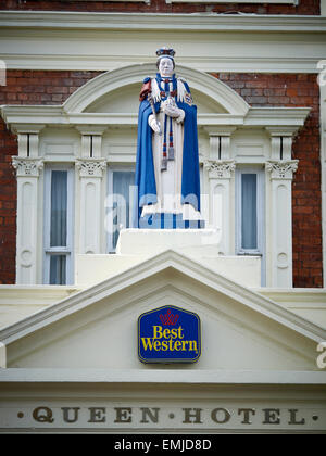 Statue im Queen Hotel in Chester Cheshire UK Stockfoto