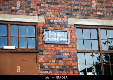 Ein Schild mit der Aufschrift Fabrikladen außerhalb Burleigh Middleport Keramikfabrik Stoke Staffordshire England UK Stockfoto