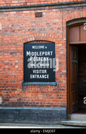 Ein Zeichen außerhalb der Burleigh Middleport Keramikfabrik Stoke Staffordshire England UK Stockfoto