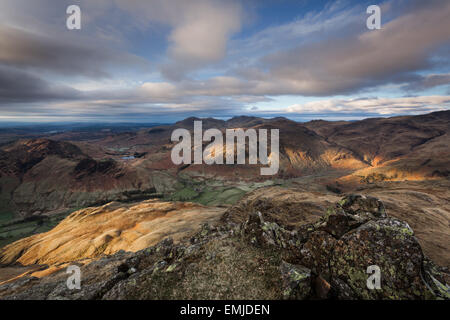 Das erste Licht der Morgendämmerung Sonnenaufgang fangen die Fjälls Great Langdale im englischen Lake District Stockfoto