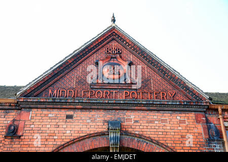 Kunstvolle Mauerwerk über dem Eingang zum Burleigh Middleport Keramikfabrik Stoke Staffordshire England UK Stockfoto