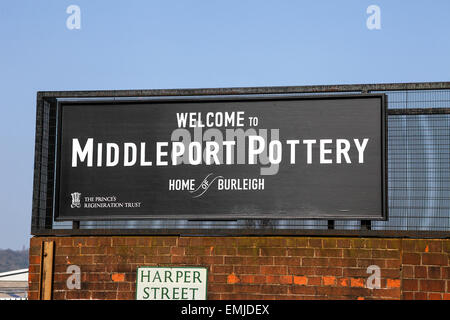Ein Zeichen außerhalb der Burleigh Middleport Keramikfabrik Stoke Staffordshire England UK Stockfoto