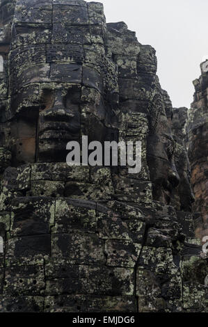 Der Bayon auffälligste Merkmal ist die Vielzahl von heiter und massiven steinernen Gesichter auf den vielen Türmen. Stockfoto