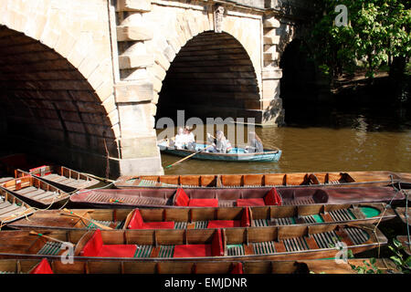 Ein Ruderboot und Kähne am Fluss Cherwell an Magdalen Brücke in der Stadt von Oxford, England Stockfoto