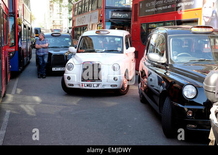 Oxford Street von Taxifahrer blockiert, da sie gegen illegale Mini Cabs protestieren. Stockfoto