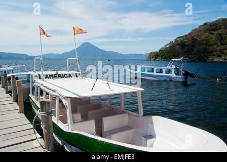 Wassertaxis am Pier von Santa Catarina Palopo, Lago de Atitlan, Guatemala Stockfoto