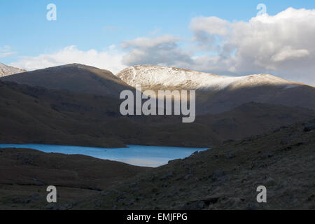 Sonnenlicht fangen die Schnee bedeckten Gipfel des Fairfield von in der Nähe von Easedale Tarn über Grasmere Cumbria England Stockfoto