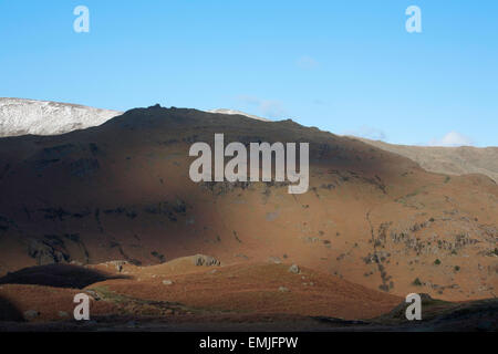 Spitze Felsen aus in der Nähe von Easedale Tarn über Grasmere Seenplatte Cumbria England Stockfoto