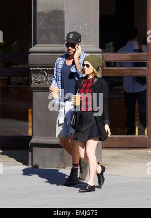 Kate Mara gesichtet im East Village mit Stylist Johnny Wujek und ihrer Mutter, Kathleen McNulty Rooney Featuring: Kate Mara, Johnny Wujek Where: New York City, New York, USA bei: 17. Oktober 2014 Stockfoto