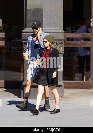 Kate Mara gesichtet im East Village mit Stylist Johnny Wujek und ihrer Mutter, Kathleen McNulty Rooney Featuring: Kate Mara, Johnny Wujek Where: New York City, New York, USA bei: 17. Oktober 2014 Stockfoto