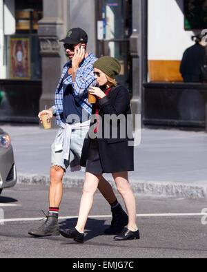 Kate Mara gesichtet im East Village mit Stylist Johnny Wujek und ihrer Mutter, Kathleen McNulty Rooney Featuring: Kate Mara, Johnny Wujek Where: New York City, New York, USA bei: 17. Oktober 2014 Stockfoto