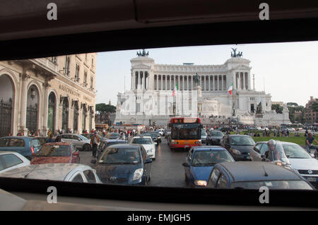 Hauptverkehrszeit Verkehr vor dem Vittorio Emanuele II Denkmal betrachtet aus in einem Bus, Rom, Italien Stockfoto