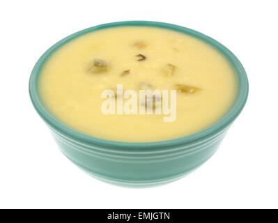 Eine Schüssel mit Sahne Sellerie Suppe auf einem weißen Hintergrund. Stockfoto
