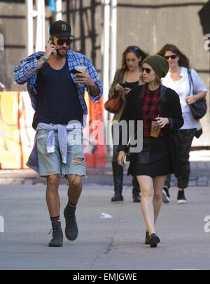 Kate Mara gesichtet im East Village mit Stylist Johnny Wujek und ihrer Mutter, Kathleen McNulty Rooney Featuring: Kate Mara, Johnny Wujek Where: New York City, New York, USA bei: 17. Oktober 2014 Stockfoto