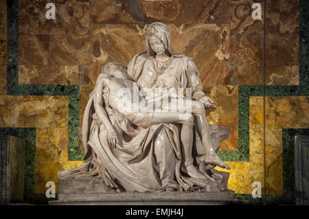 Pieta-Statue der Jungfrau Maria wiegt die Leiche von Jesus, der Basilika St. Peter, Vatikan Stockfoto