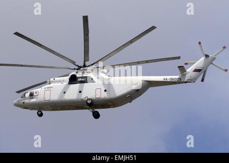 Mil Mi-26, kommt die weltweit größte Produktion Hubschrauber für einen Tankstopp in Malta. Stockfoto