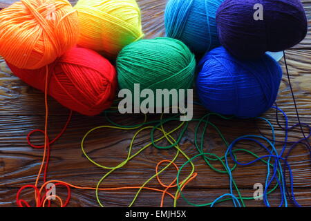 on a wooden board balls of threads for knitting Stockfoto