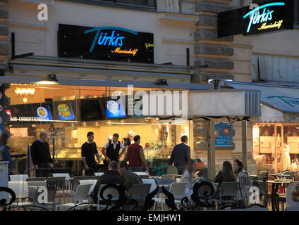 Österreich, Wien, Mariahilfer Straße, türkisches Restaurant, Menschen, Stockfoto