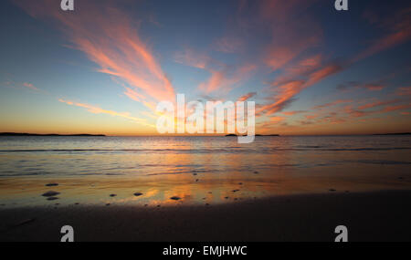Sonnenuntergang an einem leeren Strand ohne Personen Stockfoto