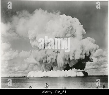 US-Militär Atombombe Test und daraus resultierende Explosion, Kreuzung Ziel Flotte, Bikini-Insel, Pazifik, 1946 Stockfoto