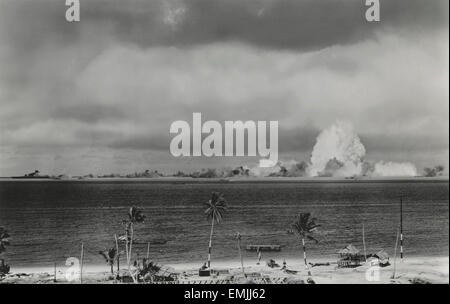 US-Militär Atombombe Test und daraus resultierende Explosion, Kreuzung Ziel Flotte, Bikini-Insel, Pazifik, 1946 Stockfoto