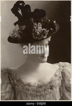Porträt der Frau in modischen Hut, Schrank-Karte, um 1900 Stockfoto