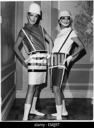 Zwei Mode-Modelle tragen schlanke Interpretationen von Andre Courreges Hosenträger Outfits mit Barrel Röcke mit Knopf befestigt Strumpfhalter und Leder Wasserfallausschnitt Blusen, präsentiert von Samuel Robert, New York City, 1965 Stockfoto