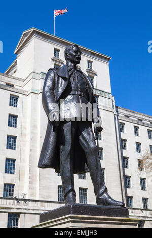 Eine Statue von Hugh Trenchard (1. Viscount Trenchard), ein britischer Offizier, die maßgeblich an der Einstellung, der Royal Air Force war s Stockfoto