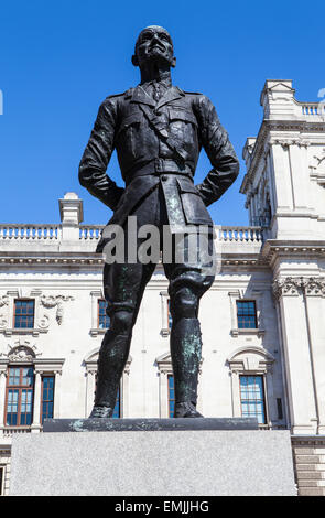 Eine Statue des ehemaligen südafrikanischen Präsidenten und militärische Führer Jan Smuts, gelegen am Parliament Square in London. Stockfoto