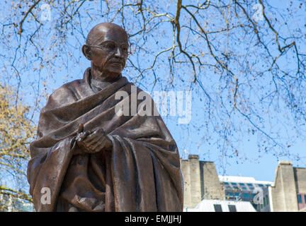 Eine Statue von Mahatma Gandhi am Parliament Square in London gelegen. Stockfoto