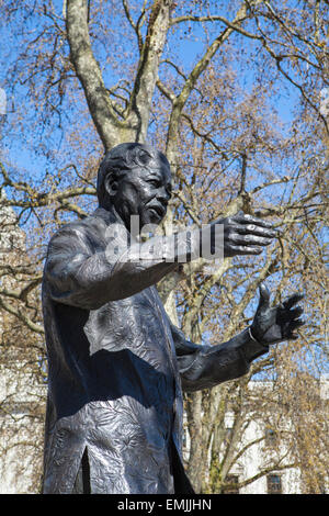 Eine Statue des ehemaligen südafrikanischen Präsidenten Nelson Mandela, gelegen am Parliament Square in London. Stockfoto