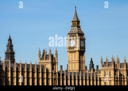 Ein Blick auf den berühmten Uhrturm von Häusern Odf Parlament in London. Stockfoto