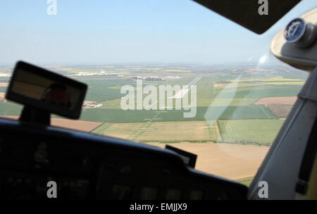 eine Luftaufnahme, kommen ins Land in ein Leichtflugzeug Cessna 150, auf der Piste 02 am Flughafen Humberside, Großbritannien Stockfoto