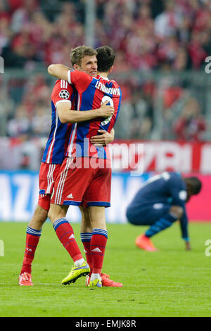 München, Deutschland. 21. April 2015. Champions League Fußball. FC Bayern München gegen FC Porto. Bayern Thomas Müller (links) feiert mit Robert Lewandowski nach ihrer Seite 6-1 Sieg Credit: Action Plus Sport/Alamy Live News Stockfoto